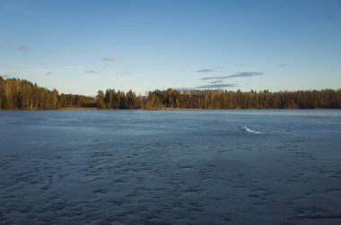 Bahar akşam İsveç İskandinavya Avrupa'nın renkli günbatımı güzel doğa ve manzara fotoğraf. Güzel açık havada resim Gölü ile