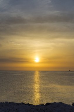 Hırvatistan Adriyatik Denizi güzel günbatımında. Güzel renkli yaz akşam. Sakin, huzurlu, neşeli ve mutlu arka plan görüntüsü. Güzel doğa ve manzara Dalmaçya.