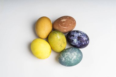 Beyaz arka plan üzerinde güzel doğal renkli Paskalya yumurta. Renk yalnızca doğal maddeler ile ham organik gıda. 