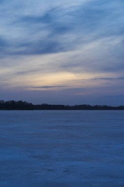 Bahar akşam İsveç İskandinavya Avrupa'nın renkli günbatımı güzel doğa ve manzara fotoğraf. Güzel açık havada resim Gölü ile