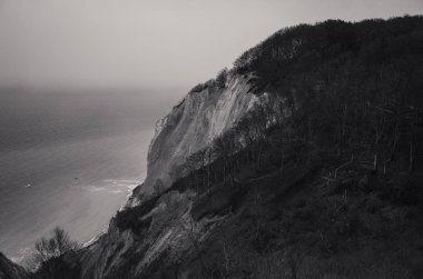 deniz arka planda dağların tek renkli görünümü  