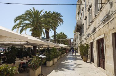 Split, Hırvatistan, 21 Mayıs 2018, güzel güneşli bir günde eski şehir, Nice açık havada popüler turistik şehir. Street insanlar yürüme.