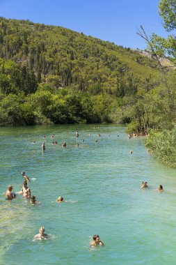 Milli Park Krka, Hırvatistan, 14 Ağustos 2017, insanlar suda yüzen şelale, Nice sıcak yaz günü kapatın.