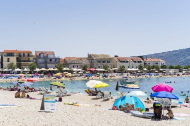 Primosten, Hırvatistan, 5 Ağustos 2017, insanlar güzel plaj, güzel sıcak yaz günü mavi gökyüzü ve okyanus üzerinde.