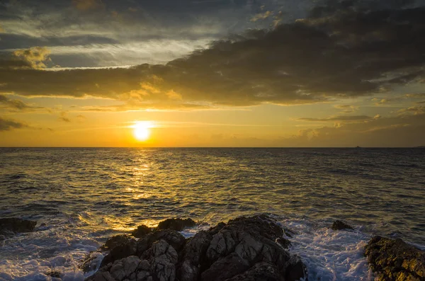 Güzel gün batımı Hırvatistan Avrupa'nın Adriyatik Denizi.
