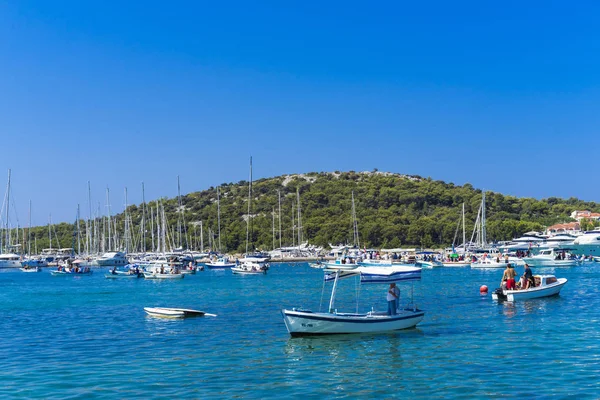 Rogoznica, Hırvatistan - 23 Temmuz 2017, mavi gökyüzü ve okyanus güzel güzel sıcak yaz günü.