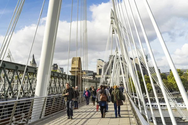 街ゴールデン ジュビリー橋 ニース晴れた秋の日を歩いて 2017 イギリスのロンドン偉大な人々 — ストック写真