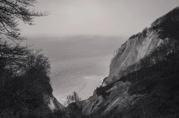 deniz arka planda dağların tek renkli görünümü  