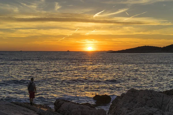 Adam ayakta Hırvatistan Adriyatik Denizi günbatımında kapatın. 