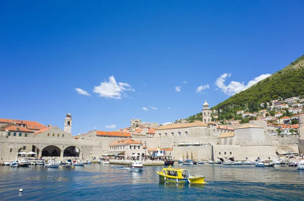 Split, Hırvatistan, 21 Mayıs 2018, güzel güneşli bir günde eski şehir, Nice açık havada popüler turistik şehir. Liman tekneler ve mavi gökyüzü ile.