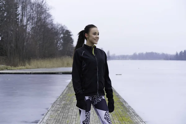 Piękny Fitness Teen Dziewczyna Stojąc Drewno Most Odkryty Zimowy Krajobraz — Zdjęcie stockowe