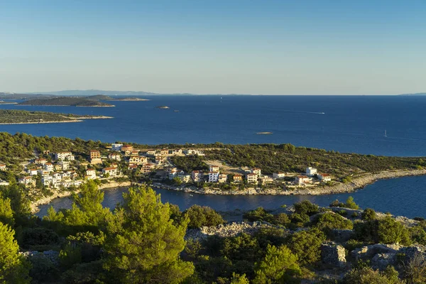 Primosten Hırvatistan Avrupa. Dalmaçya kıyılarında Adriyatik Denizi güzel küçük eski şehir. Renkli mavi gökyüzü ve denizin güzel güneşli yaz gün. Sakin, huzurlu, neşeli ve mutlu açık havada resim.