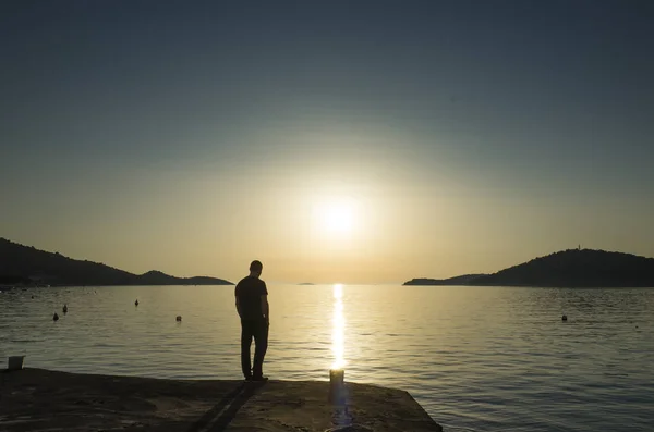 Man Die Sluit Adriatische Zee Kroatië Bij Zonsondergang — Stockfoto
