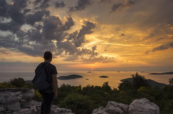 Man Die Sluit Adriatische Zee Kroatië Bij Zonsondergang — Stockfoto