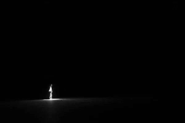 Hombre Pie Aire Libre Por Noche Bosque Brillando Con Linterna —  Fotos de Stock