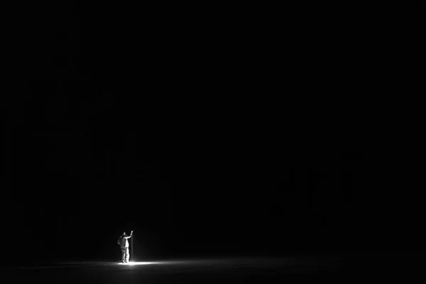 Hombre Pie Aire Libre Por Noche Bosque Brillando Con Linterna —  Fotos de Stock