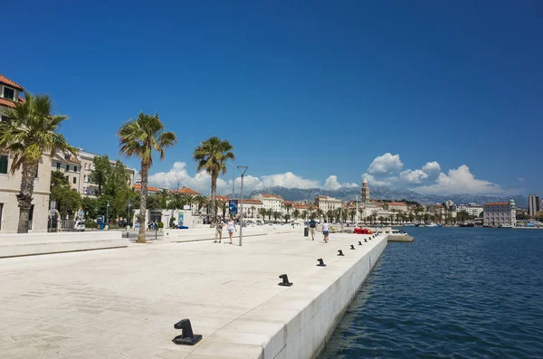 Split, Hırvatistan, 21 Mayıs 2018, güzel güneşli bir günde eski şehir, Nice açık havada popüler turistik şehir. Liman tekneler ve mavi gökyüzü ile.