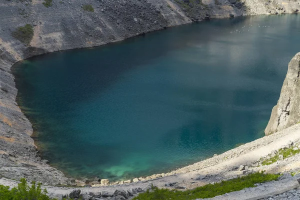 Mavi göl Imotski Hırvatistan, çok büyük ve derin Düden Dalmaçya dağlarda güzel doğa ve manzara fotoğrafı.
