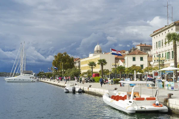 gündüz yürüyen insanlarla şehir sokakları görünümü