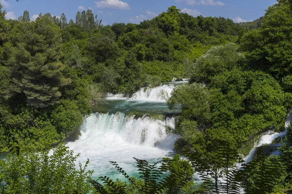 Milli Park Krka Hırvatistan Avrupa. Güzel güneşli yaz günü. Güzel açık havada doğa ve manzara fotoğrafı. Göller, nehirler ve şelaleler