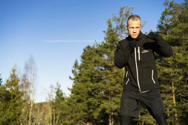 Erkek beyaz orta yaş boksör dışında doğada eğitim