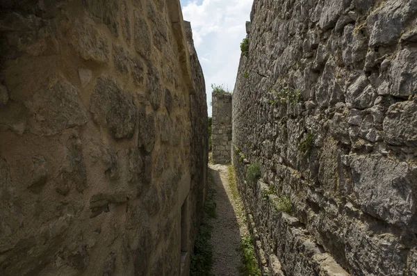 Klis Kalesi Dalmaçya Hırvatistan Split şehir dışında. Güzel eski kalıntıları ve yüksek dağ üst Adriyatik Denizi üzerinde bina. Taş yapılar güzel mimarisi. Antik Royal Castle