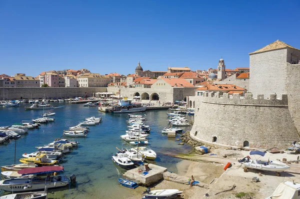 Split, Hırvatistan, 21 Mayıs 2018, güzel güneşli bir günde eski şehir, Nice açık havada popüler turistik şehir. Liman tekneler ve mavi gökyüzü ile.