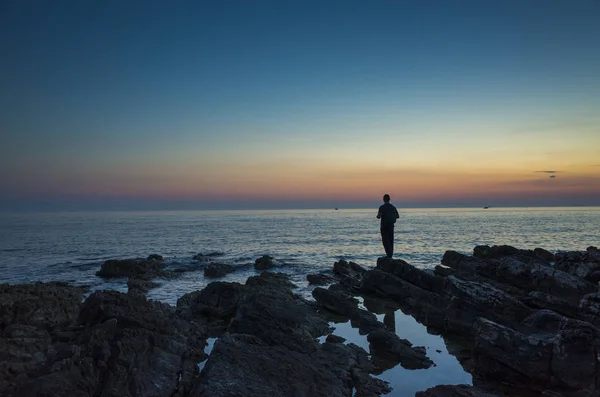 人类站在克罗地亚的亚得里亚海附近日落 — 图库照片