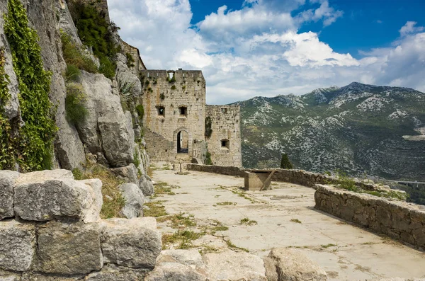Klis Kalesi Dalmaçya Hırvatistan Split şehir dışında. Güzel eski kalıntıları ve yüksek dağ üst Adriyatik Denizi üzerinde bina. Taş yapılar güzel mimarisi. Antik Royal Castle