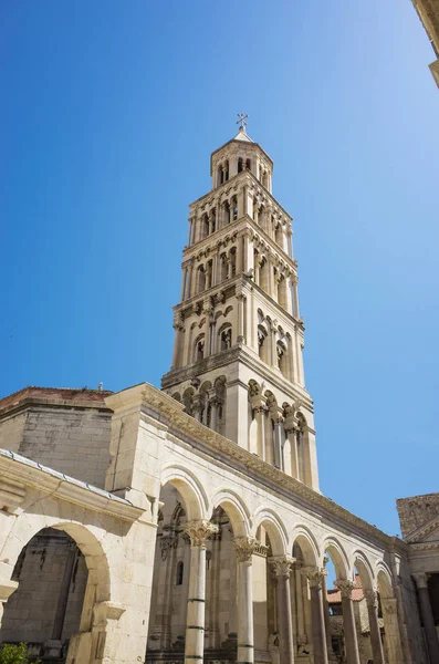 Split, Hırvatistan, 21 Mayıs 2018, güzel güneşli bir günde eski şehir, Nice açık havada popüler turistik şehir. Çan Kulesi Katedrali Saint Domnius