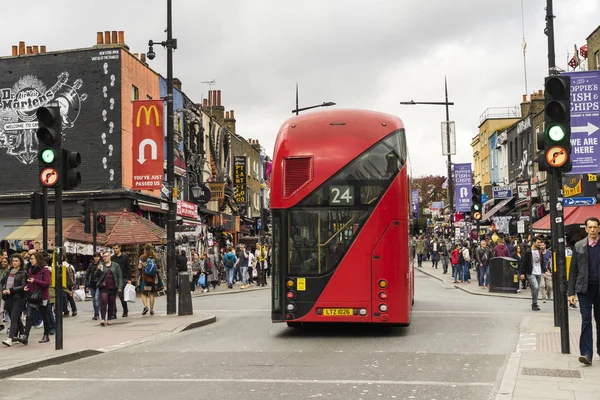 Camden Town Londra Büyük Britanya, 13 Ekim 2017, insanlar ve sokak, güzel açık havada resim şehir trafik