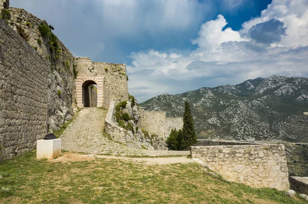 Klis Kalesi Dalmaçya Hırvatistan Split şehir dışında. Güzel eski kalıntıları ve yüksek dağ üst Adriyatik Denizi üzerinde bina. Taş yapılar güzel mimarisi. Antik Royal Castle
