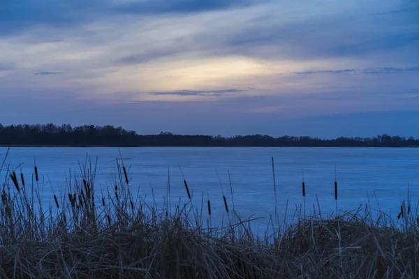 Bahar akşam İsveç İskandinavya Avrupa'nın renkli günbatımı güzel doğa ve manzara fotoğraf. Güzel açık havada resim Gölü ile