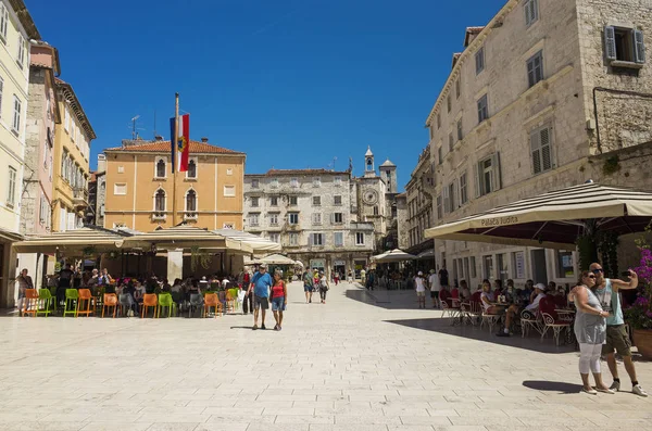 Split, Hırvatistan, 21 Mayıs 2018, güzel güneşli bir günde eski şehir, Nice açık havada popüler turistik şehir. Street insanlar yürüme.