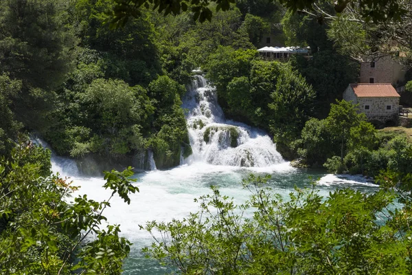 Milli Park Krka Hırvatistan Avrupa. Güzel güneşli yaz günü. Güzel açık havada doğa ve manzara fotoğrafı. Göller, nehirler ve şelaleler