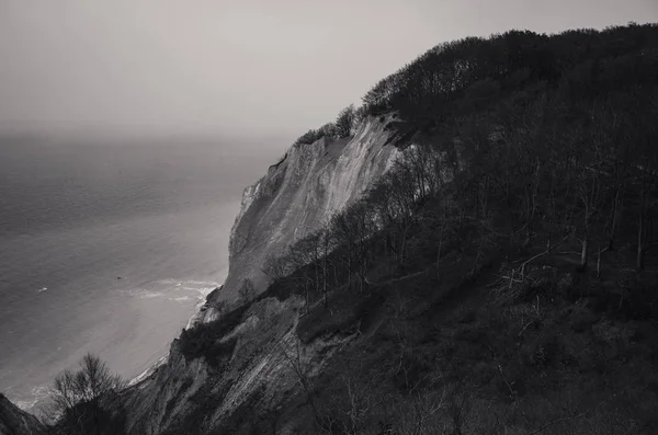 deniz arka planda dağların tek renkli görünümü  