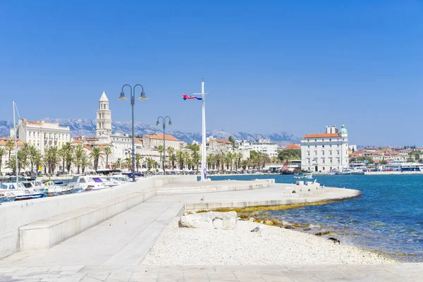 Split, Hırvatistan, 21 Mayıs 2018, güzel güneşli bir günde eski şehir, Nice açık havada popüler turistik şehir. Liman tekneler ve mavi gökyüzü ile.