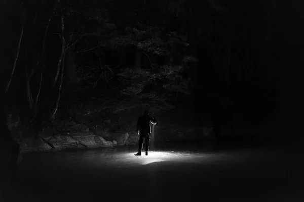 Homem Livre Noite Floresta Brilhando Para Frente Com Lanterna Belo — Fotografia de Stock