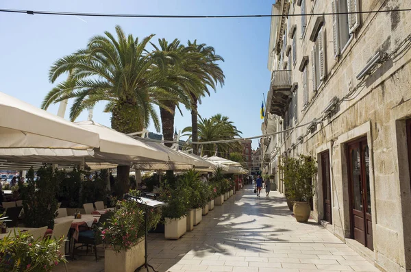 Split, Hırvatistan, 21 Mayıs 2018, güzel güneşli bir günde eski şehir, Nice açık havada popüler turistik şehir. Street insanlar yürüme.