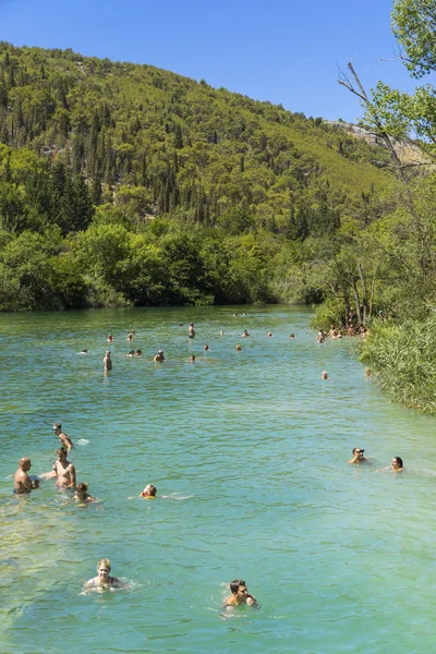 Milli Park Krka, Hırvatistan, 14 Ağustos 2017, insanlar suda yüzen şelale, Nice sıcak yaz günü kapatın.