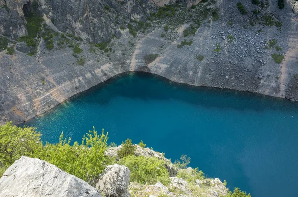 Mavi göl Imotski Hırvatistan, çok büyük ve derin Düden Dalmaçya dağlarda güzel doğa ve manzara fotoğrafı.
