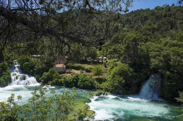 Milli Park Krka Hırvatistan Avrupa. Güzel güneşli yaz günü. Güzel açık havada doğa ve manzara fotoğrafı. Göller, nehirler ve şelaleler