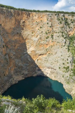 Mavi göl Imotski Hırvatistan, çok büyük ve derin Düden Dalmaçya dağlarda güzel doğa ve manzara fotoğrafı.