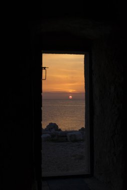 gün batımı arka planda denizin kapısı olsa görünümü 