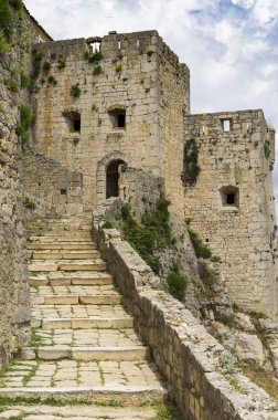 Klis Kalesi Dalmaçya Hırvatistan Split şehir dışında. Güzel eski kalıntıları ve yüksek dağ üst Adriyatik Denizi üzerinde bina. Taş yapılar güzel mimarisi. Antik Royal Castle