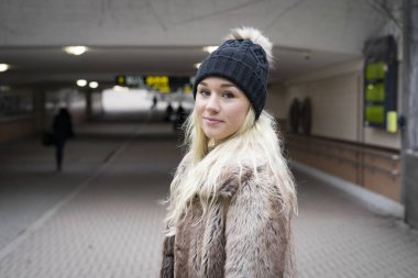 Açık havada giyen kürk ceket poz güzel sarışın genç kadın 