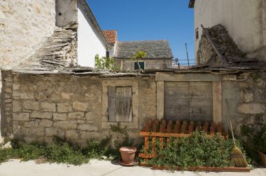 Sibenik Hırvatistan, 10 Eylül 2017, evler ve binalar eski şehrin güzel sonbahar günü kentin ayrıntıları