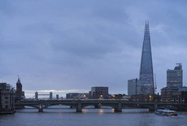Londra Büyük Britanya, 11 Ekim 2017, şehrin güzel şafak, mavi renkli ve sakin sonbahar sabahı Thames Nehri ile