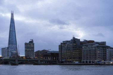 Londra Büyük Britanya, 11 Ekim 2017, şehrin güzel şafak, mavi renkli ve sakin sonbahar sabahı Thames Nehri ile