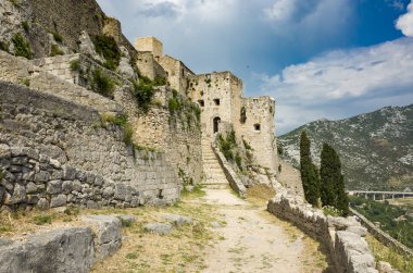 Klis Kalesi Dalmaçya Hırvatistan Split şehir dışında. Güzel eski kalıntıları ve yüksek dağ üst Adriyatik Denizi üzerinde bina. Taş yapılar güzel mimarisi. Antik Royal Castle